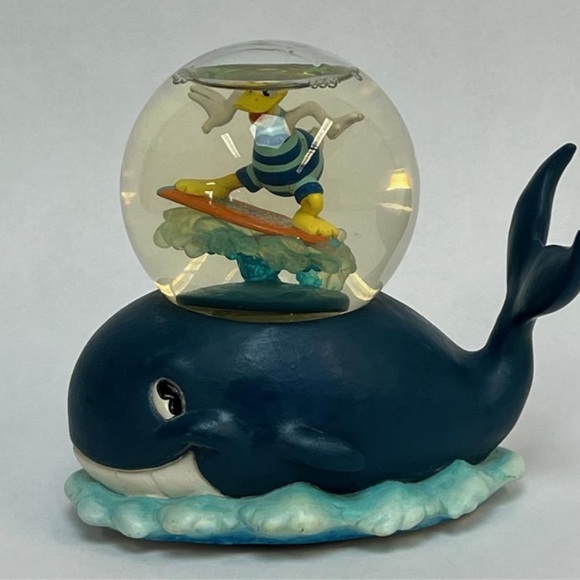 Vintage Donald Duck on Whale Snowglobe - Picture 2 of 2